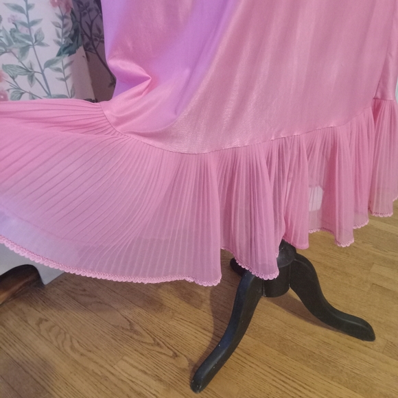Vintage 1960s woman's full length polyester popsicle pink nightgown - Picture 13 of 13